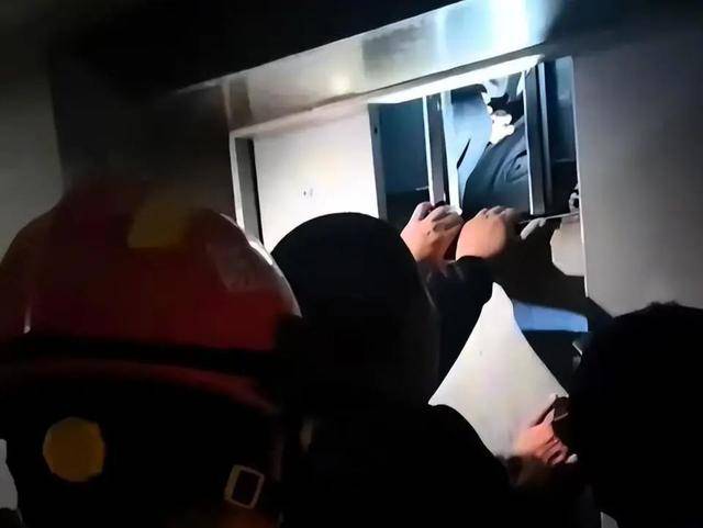 电梯突然冲顶，7岁男孩被卡30分钟全身多处骨折！多方回应→