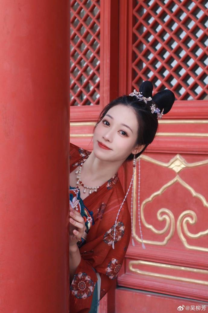 “吴柳芳涨粉太快被吓到”冲上热搜！吴柳芳微博粉丝已超10万