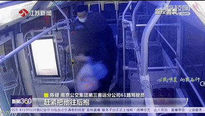 男子公交车上暴起，抄玻璃杯猛砸女子头！司机冲了过来……
