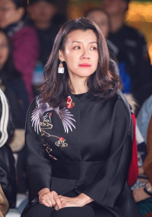 她本是阔太太，被导演喊来临时救场，却意外走红，50岁片约不断