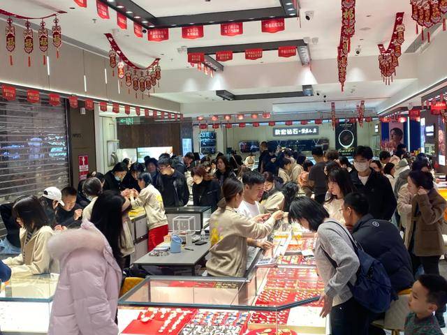金价狂飙，金店却现罕见一幕