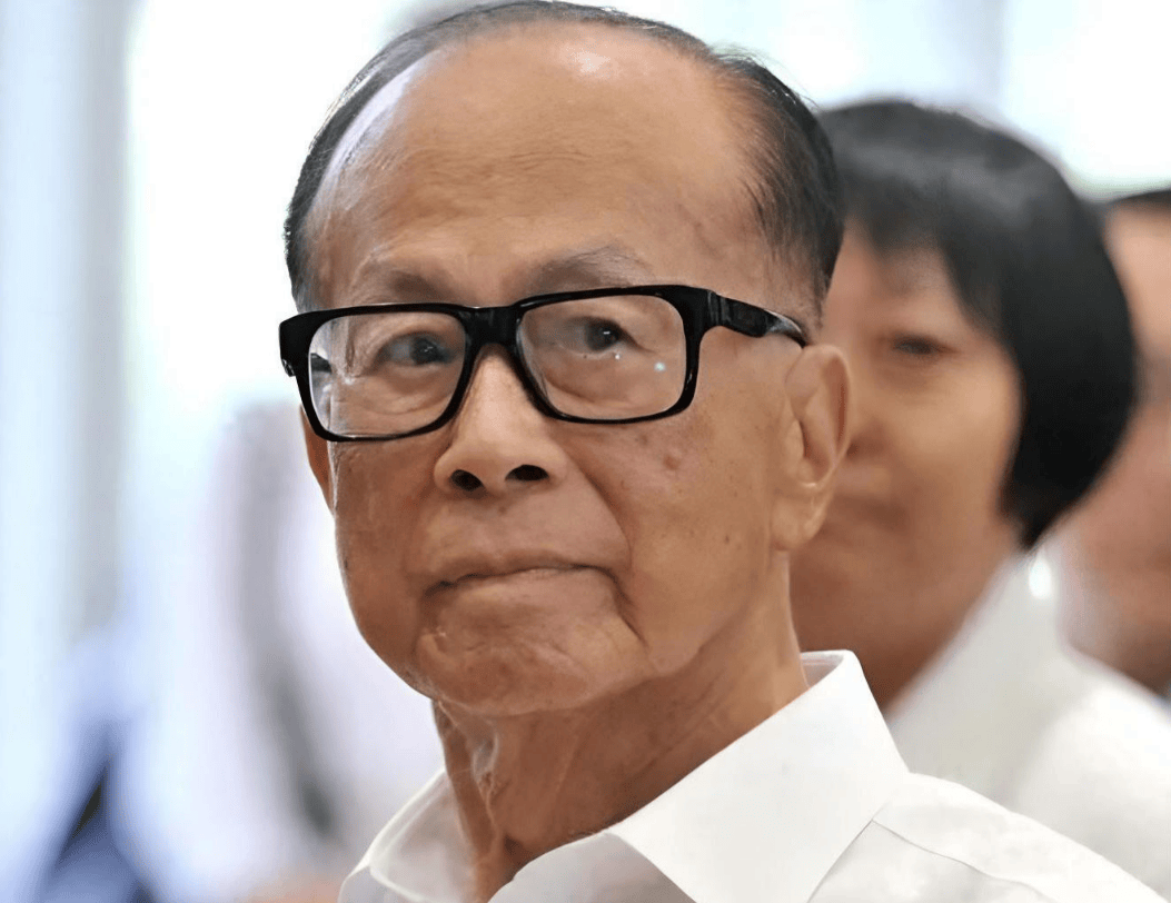 李嘉诚站错队？港澳办2次发声，中国专机直飞北美洲，拿到巴拿马承诺！
