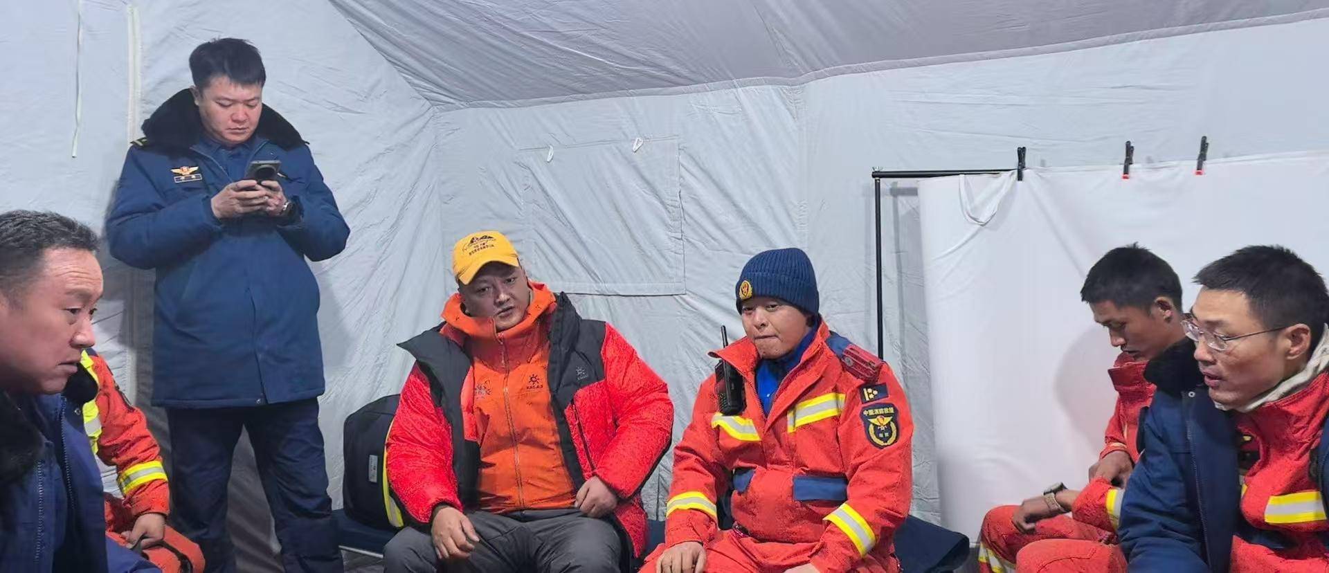 青海玉珠峰3名登山者遇难：搜救人员再次上山转运遗体，事前4人一同登山未报备