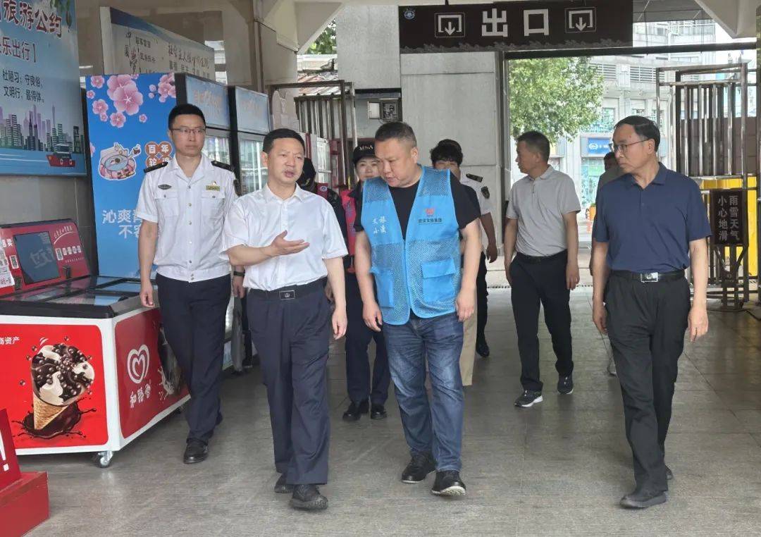刘亮检查武汉轮渡安全工作