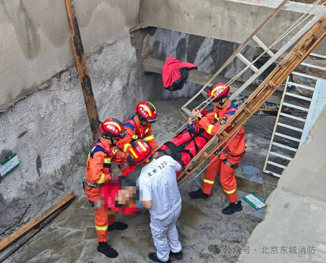 工人坠入深坑 东城消防成功救援